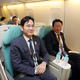 Samsung Electronics Vice Chairman Lee Jae-yong, left, talks with SK Group chairman Chey Tae-won, right, en route to Pyongyang.